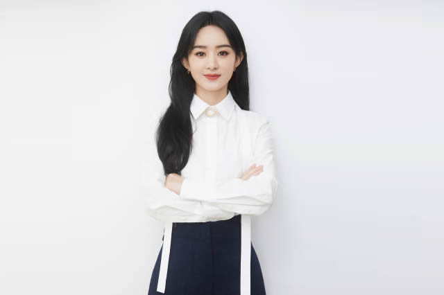 巩俐越老越敢穿。穿豹纹镂空连衣裙时尚霸气，好身材挡不住她