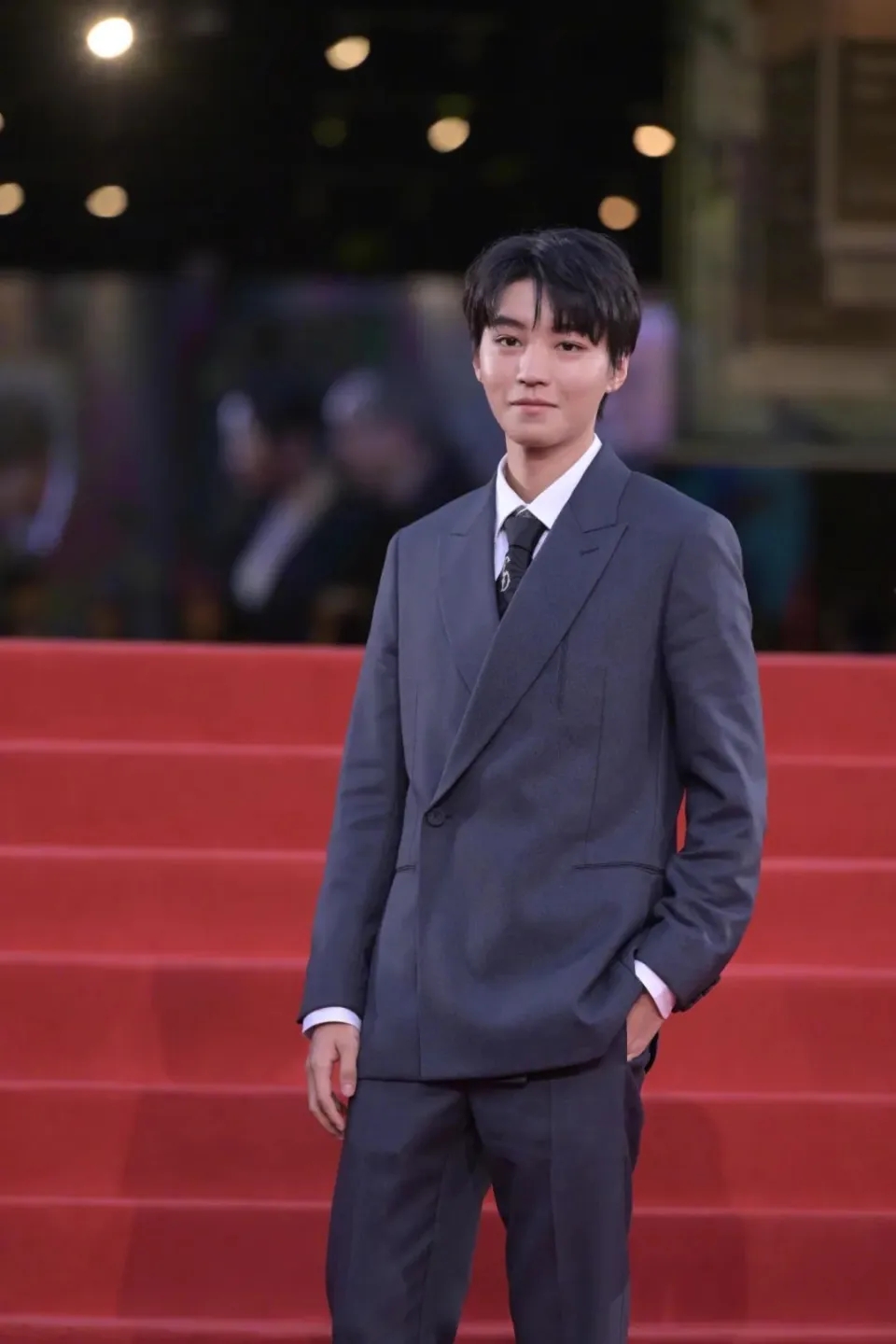 看完旗舰手机维修价格后，我选择乖乖给手机贴膜戴壳