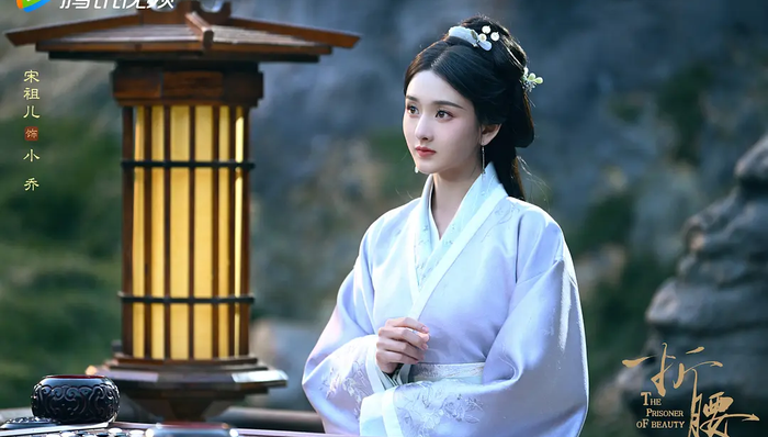 戚薇在北大上课被偶遇！坐在最后一排打扮低调，她为何还这么卷？