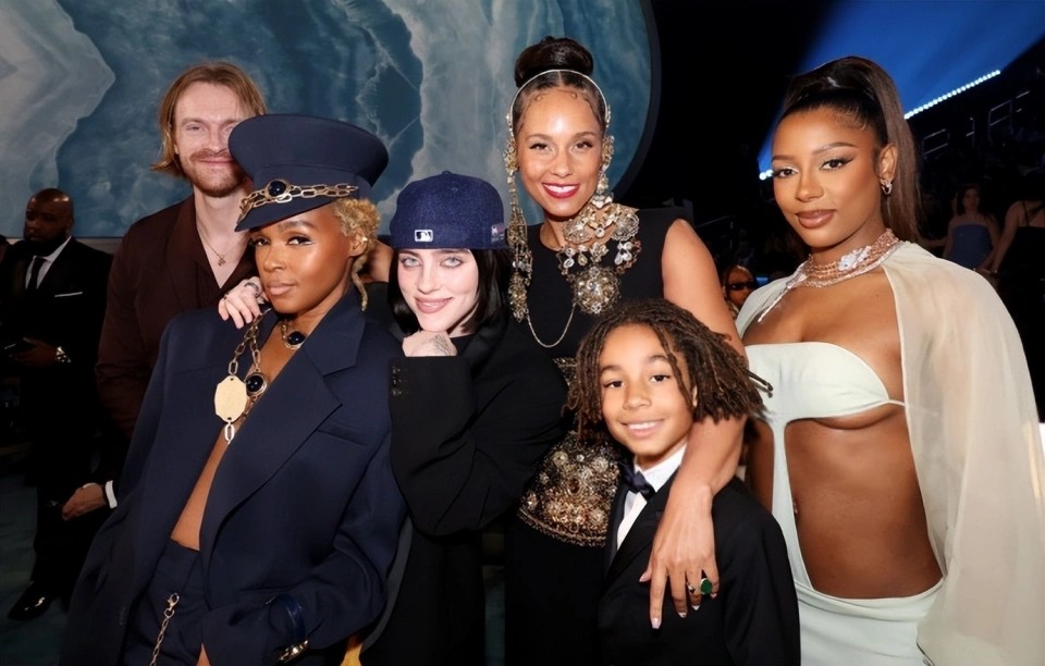 刘翔陪妻子回安徽芜湖老家，跟小朋友借工具，体验“网红滑梯”