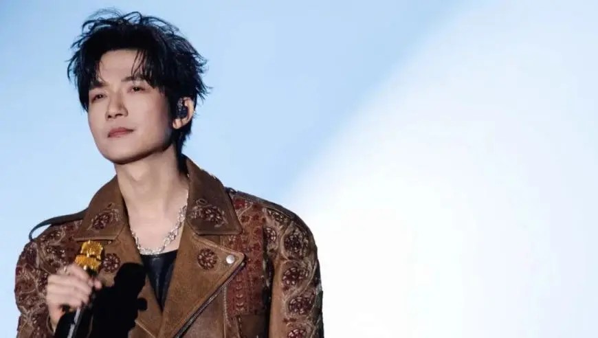 蓝盈莹晒与妈妈合照庆妇女节，二人笑靥如花美貌养眼