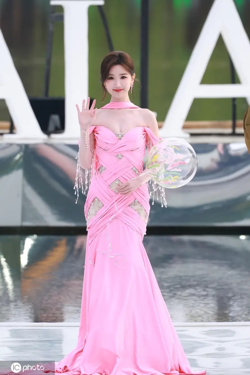 梅婷请假陪儿女看演唱会，私下素颜状态超赞‌