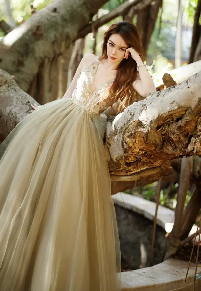 李嘉欣62岁姐姐冻龄美貌引热议：豪门姐妹花的优雅人生