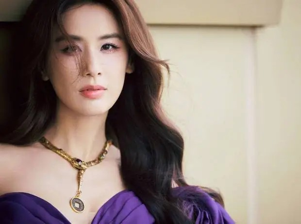 吴彦祖真缺钱了？卖完英语课又代言黄酒，表情痛苦疑喝不惯硬夸