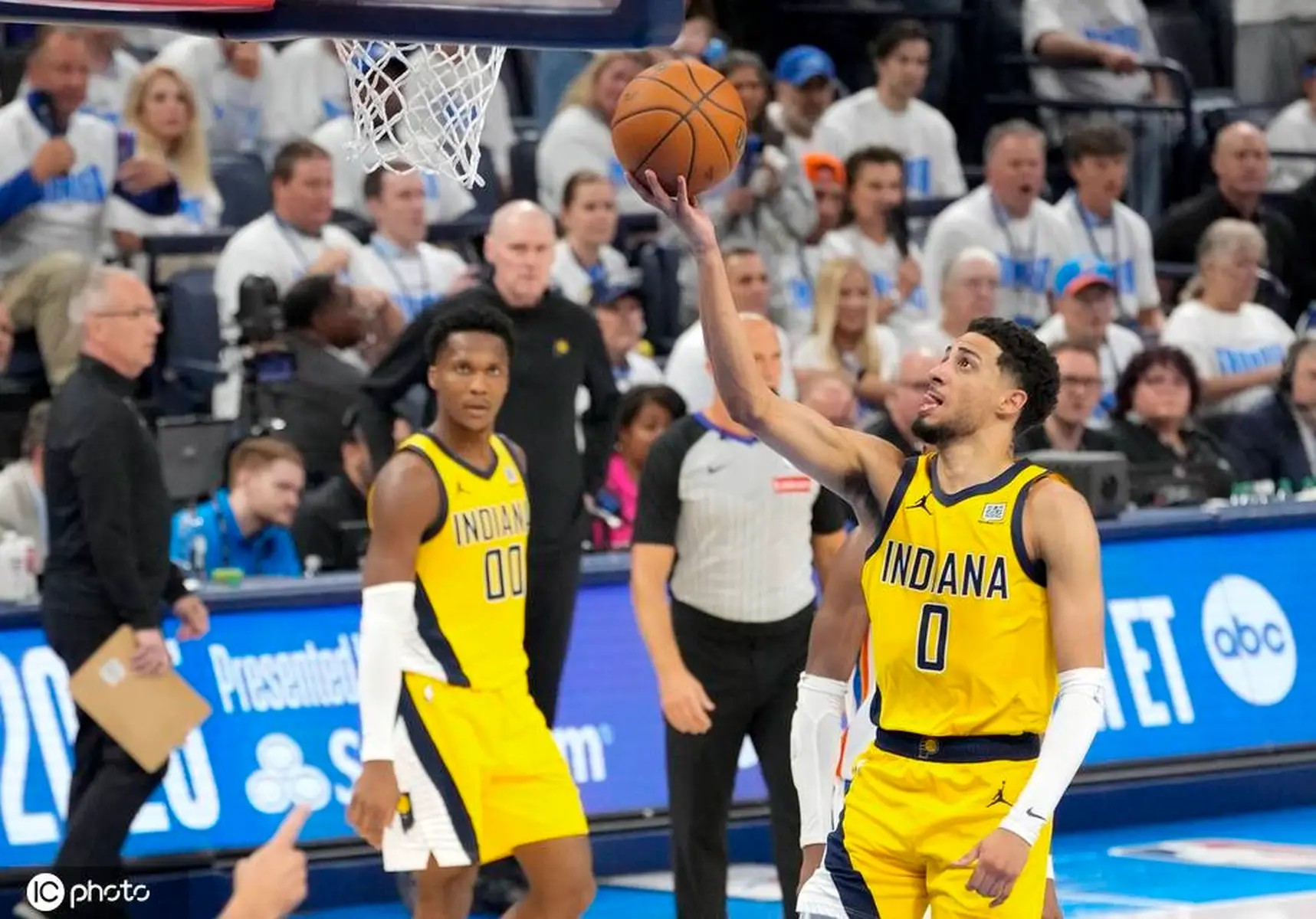 那英自认是单依纯粉丝，同台开嗓模仿其唱腔，五官完全放飞