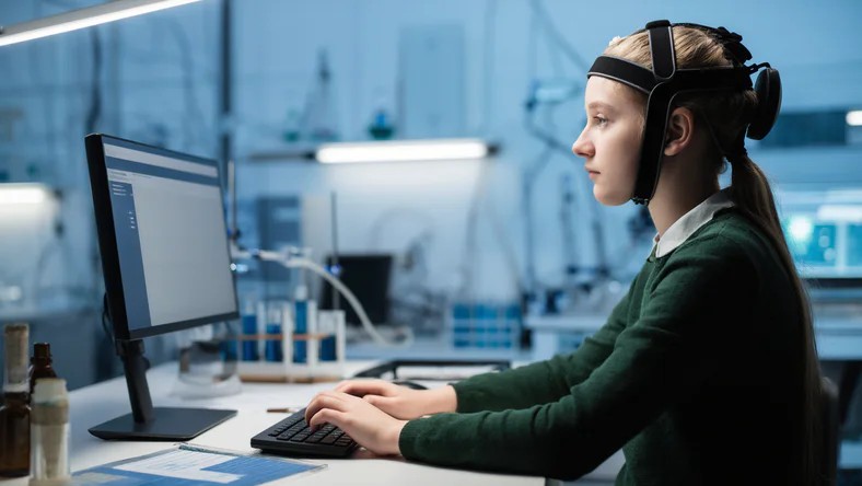 万茜：时隔14年华语女演员再夺上海电影节金爵影后！