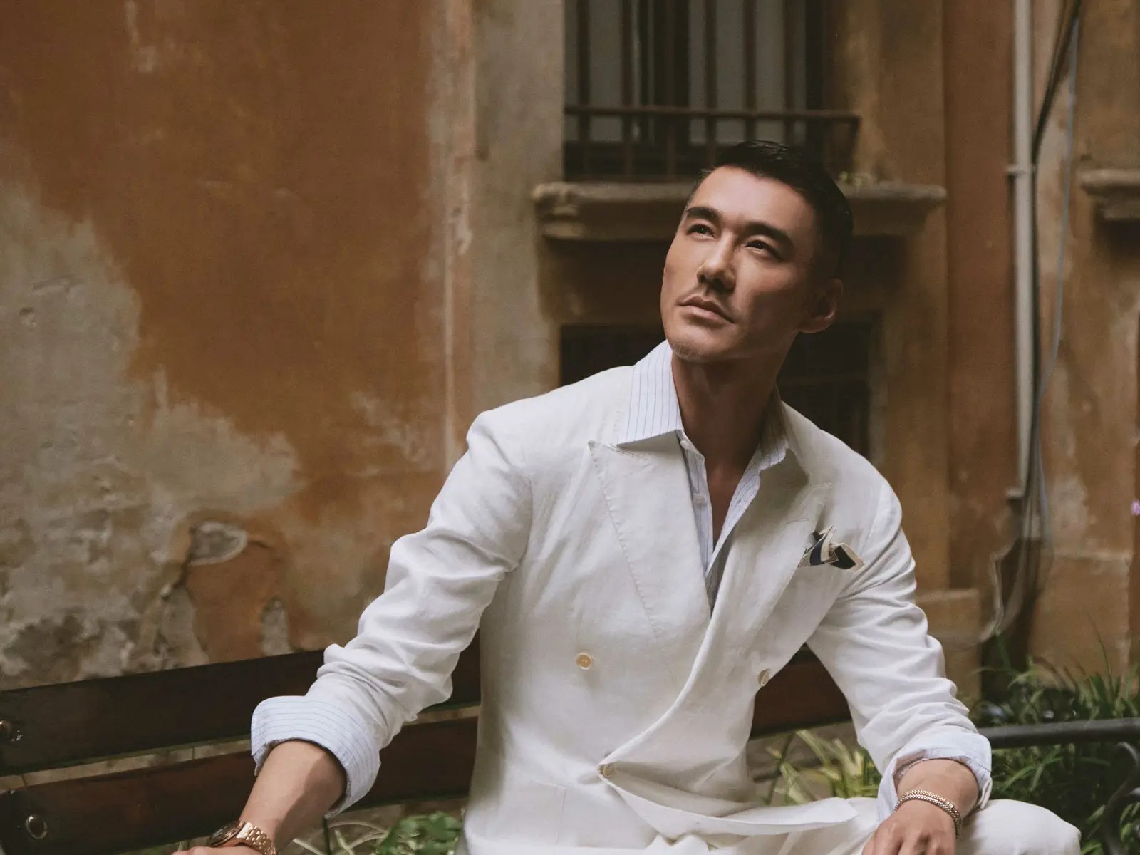 74岁元华温哥华近照引热议：从“功夫传奇”到“幸福肥大叔”，人生下半场更精彩