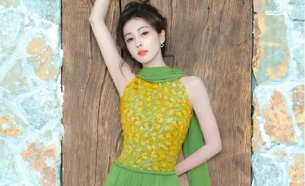 35岁杨幂的孤注一掷，生万物表演争议背后的转变难题！