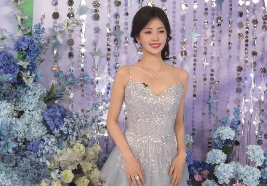 肖战大湾区晚会唱跳首秀：解锁全能艺人新身份，迈向成熟歌手新征程