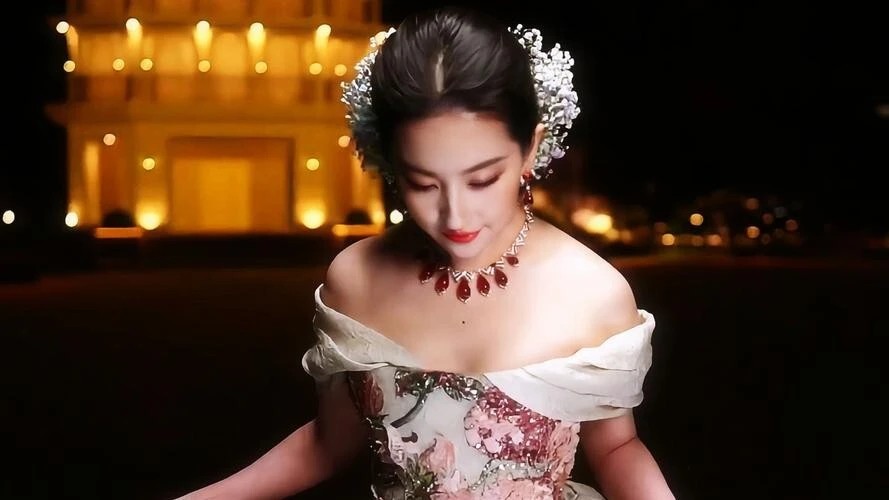 董璇女儿小酒窝遇男子强制合影 工作人员及时介入带离