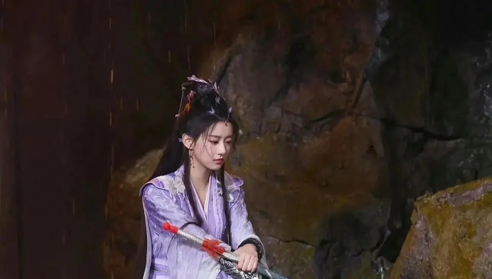 多元热点下的社会切面：消费、产业与娱乐的三重变奏