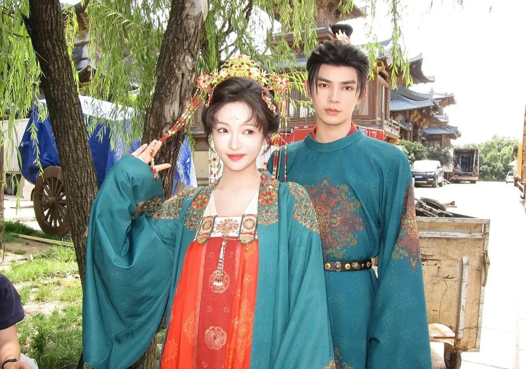 杨幂性感写真惊艳出圈！肤白貌美又纯又欲，魔鬼身材火辣吸睛