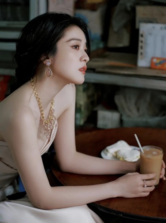 某香港男星人设塌房，把女生安排在家附近？正宫直接上门掌掴第三者！