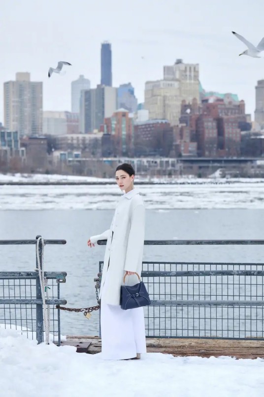 刘诗诗剪了短发后像换了个人，穿牛仔外套+短裙，美得差点认不出