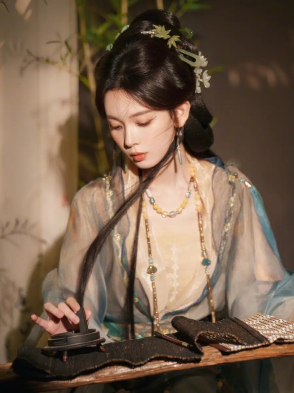 51岁周迅越老越美，穿一身白+黑大方优雅，波波头短发更有气质