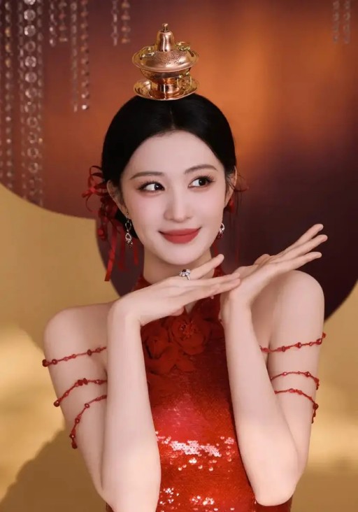 李小萌过年独自回娘家宴客，请亲戚吃饭唯独王雷缺席，妈妈出镜好年轻优雅