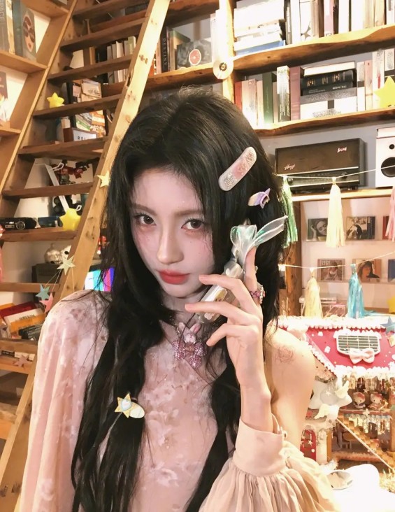 韦雪新恋情实锤！炮龙节牵手“大叔型”男友，不结婚却很清醒