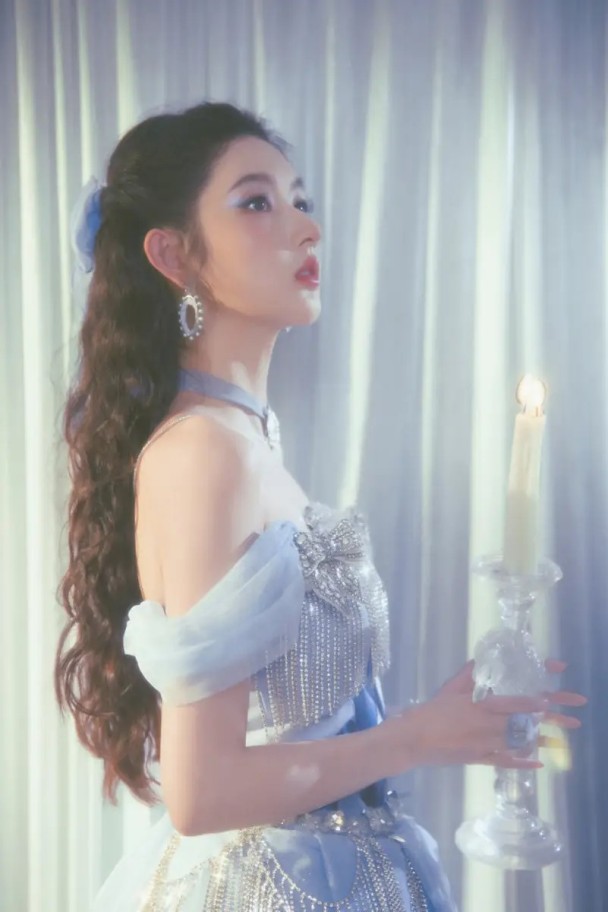 恭喜！香港百亿富三代妻子怀孕实锤，孕味藏不住只待官宣，男方直言想生6个娃凑满一桌