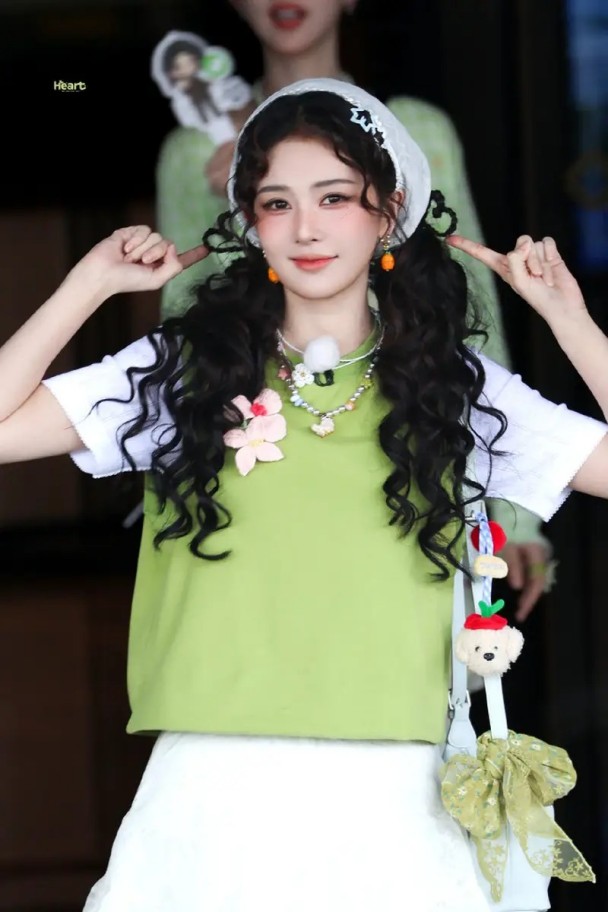 戚薇通透婚恋观引热议！直言绝不催婚孩子：婚姻只是形式，没必要勉强将就