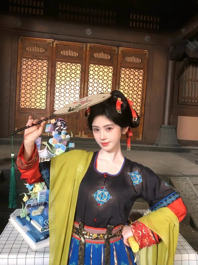 断章取义造谣！辛芷蕾被造谣红毯抢占C位，工作室发声明：恶意截帧拼接，全网追责