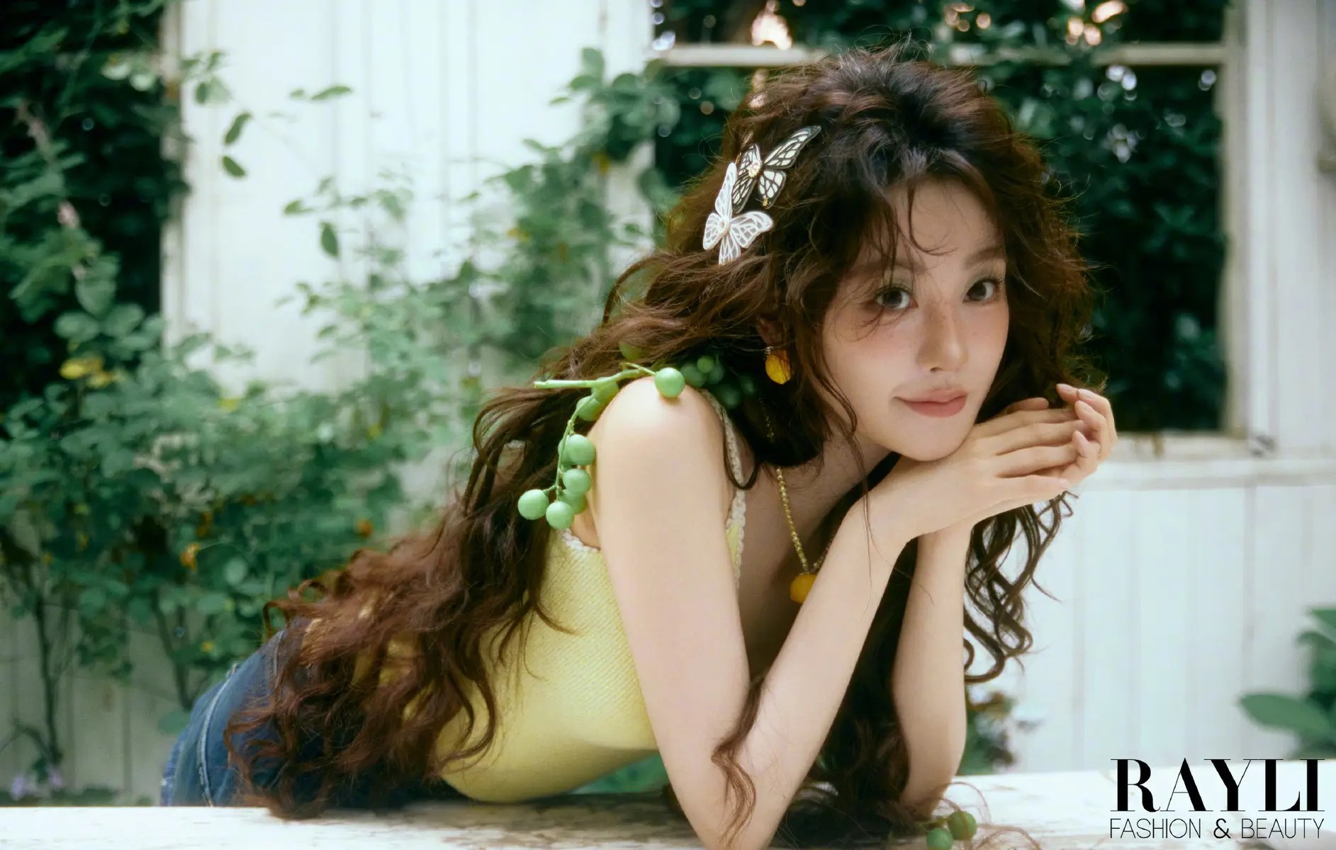 “最美港姐”李嘉欣颜值巅峰超靓写真！曼妙身材性感撩人